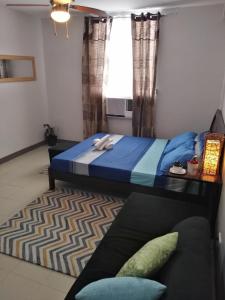 Rúm í herbergi á Mak'z Condo Place