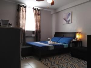 Rúm í herbergi á Mak'z Condo Place