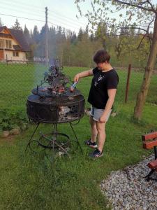 ポロニンにあるGilowkaの女が焼き物を作っている