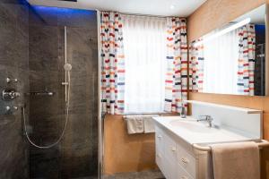 bagno con lavandino e doccia di Apartments Tino a La Valle