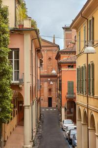 un vicolo con edifici e auto parcheggiati in una strada di San Giorgio 2 a Bologna