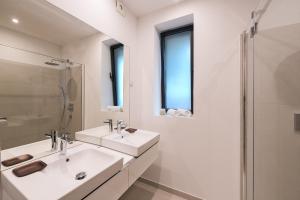 A bathroom at Oliver Lux