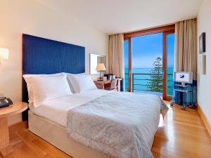 Postel nebo postele na pokoji v ubytování Amphitryon Hotel