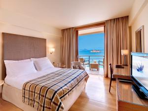 Postel nebo postele na pokoji v ubytování Amphitryon Hotel