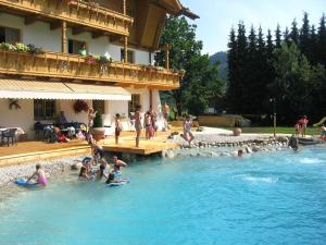 Bazén v ubytování Hotel Garni Sonnhof nebo v jeho okolí