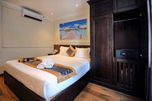 Giường trong phòng chung tại APOLLO HOTEL managed by NEST Group