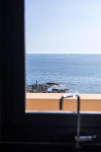 潘泰萊里亞的住宿－Villa calypso Pantelleria，从窗户可欣赏到海景