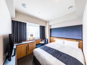 ein Hotelzimmer mit einem Bett und einem Schreibtisch in der Unterkunft Hotel Gracery Osaka Namba in Osaka