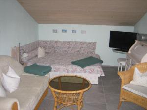 sala de estar con cama y sofá en Haus Osterried, en Schwangau