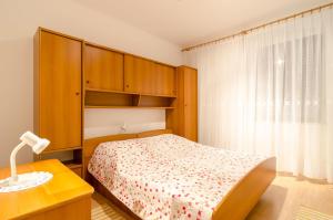 1 dormitorio con 1 cama, armario y mesa en Rooms Mozara en Trsteno