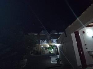 een uitzicht op een huis 's nachts met verlichting bij Denise Apartments in Kefalos