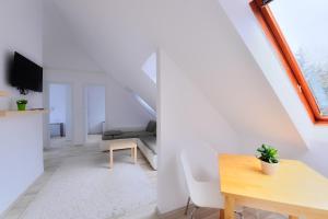 TV a/nebo společenská místnost v ubytování Oliver Inn