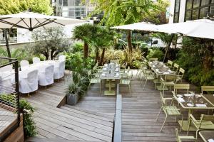 En restaurant eller et spisested på La Maison Champs Elysées