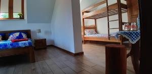 Zimmer mit 2 Etagenbetten in einem Zimmer in der Unterkunft Zagroda Jakubka in Myszyniec