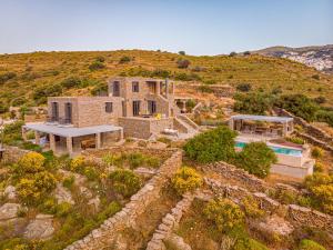 una vista aerea di una casa su una collina di Agrikea a Korissía