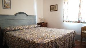 - une chambre avec un lit et une couverture dans l'établissement IL BORGHETTO, à Caprioli