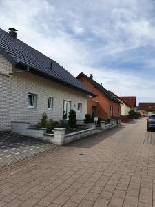 une rue en briques avec des maisons et une voiture garée dans la rue dans l'établissement Ferienwohnung Wagner, à Zweibrücken