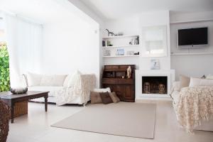 un soggiorno con divano e camino di New Opening Villa Oasis Terramar a Sitges