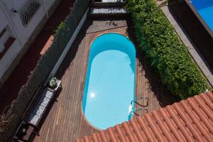 una terrazza in legno con vista sulla piscina. di New Opening Villa Oasis Terramar a Sitges