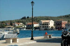 una luz de la calle junto a un puerto con barcos en Villa Gaia, en Gáios