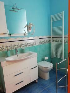 een badkamer met een witte wastafel en een toilet bij B&B FLAVIO in Pozzuoli