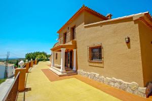 ベニタチェルにあるMarques - holiday home with private swimming pool in Benitachellの通路付きの建物