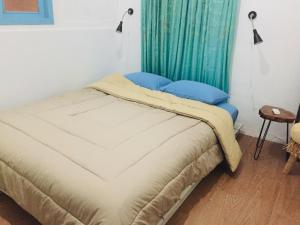 um quarto com uma cama com uma cortina verde em Inap.Inap Karimunjawa em Karimunjawa