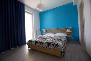 una camera blu con un letto e una parete blu di Villa Zaffiro a Siracusa
