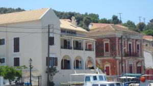 un grupo de edificios con barcos en un puerto en Villa Gaia, en Gáios