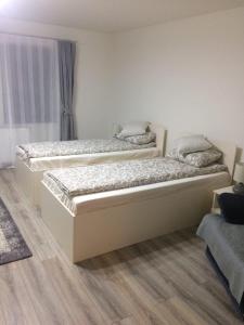 2 Betten in einem Zimmer mit ainylinylinylinyl in der Unterkunft Warm Studio in Sibiu