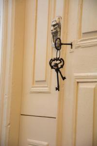 a key is attached to a door at Kleio House in Astypalaia Town