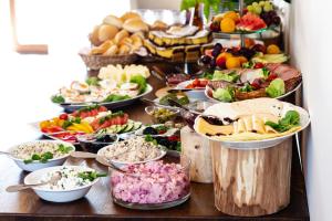 ベトリナにあるSMEREK 2の食べ物の種類が豊富なテーブル