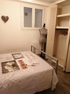 เตียงในห้องที่ appartement type f2 proche PARIS 25 KM