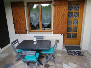 een tafel en stoelen voor een huis bij appartement type f2 proche PARIS 25 KM in Andilly