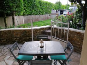 een tafel en 2 stoelen op een patio bij appartement type f2 proche PARIS 25 KM in Andilly