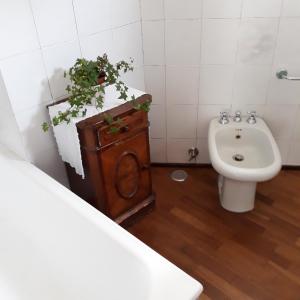 een badkamer met een toilet, een bidet en een wastafel bij La Giara in La Spezia