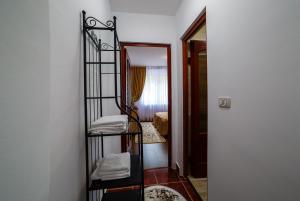 a room with a mirror and a shelf with towels at ROMANTIK APARTMENTS in Câmpulung Moldovenesc