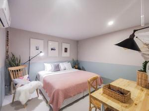 Postel nebo postele na pokoji v ubytování Snoozy Guesthouse