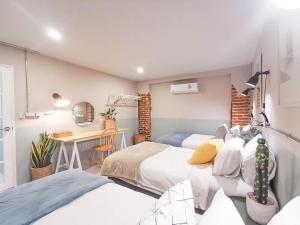 Postel nebo postele na pokoji v ubytování Snoozy Guesthouse