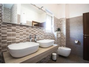 een badkamer met een wastafel en een toilet bij Olive Tree Apartments in Split