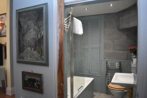 a bathroom with a toilet and a sink and a tub at Frederick Street - stylish apartment in the heart of New Town! in Edinburgh