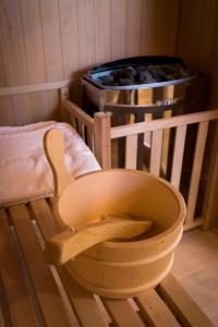 a wooden bowl sitting on top of a wooden floor at Gästehaus hygge in Nübbel