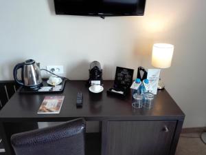 Příslušenství pro přípravu čaje a kávy v ubytování Lalla Doudja Hotel