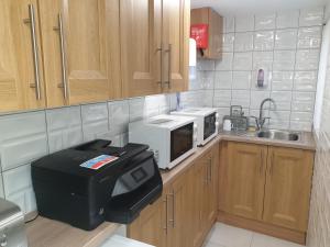 Dapur atau dapur kecil di KGT House +90 gambar