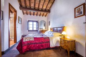 1 dormitorio con cama, mesa y ventana en Agriturismo Poggiacolle, en San Gimignano