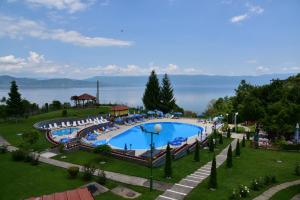 Uitzicht op het zwembad bij Hotel Makpetrol Struga of in de buurt