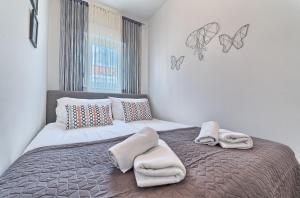 Posteľ alebo postele v izbe v ubytovaní Modern apartments with sea view 150 meters to beach