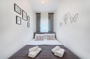 Posteľ alebo postele v izbe v ubytovaní Modern apartments with sea view 150 meters to beach