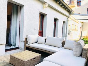 eine Terrasse mit 2 Sofas und einem Tisch in der Unterkunft Ferienwohnungen mit Terrasse in Zwingernähe - Hilger Rentals in Dresden
