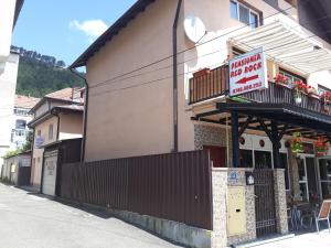 a building with a sign for a restaurant at Pensiunea Red Rock in Piatra Neamţ